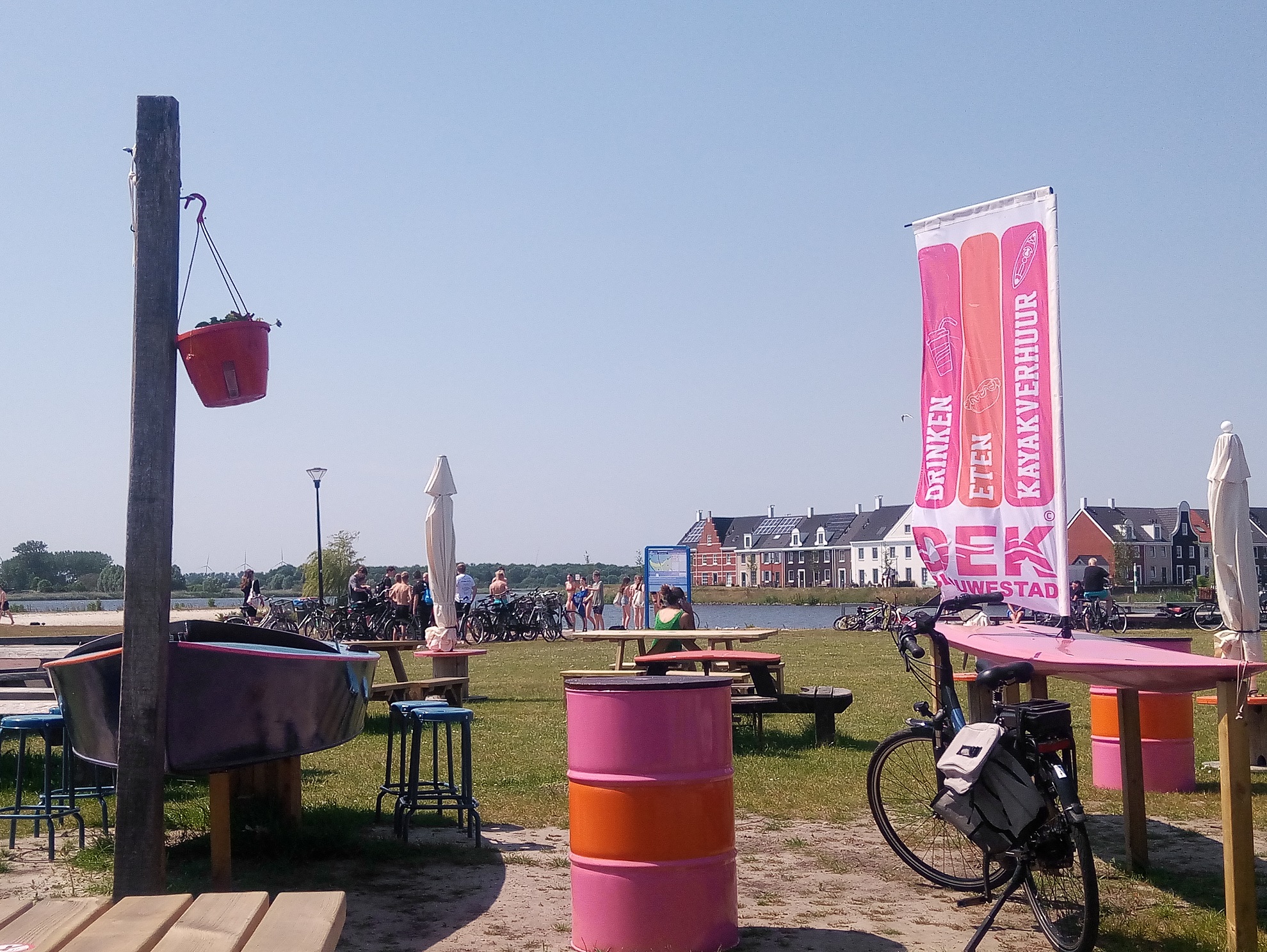 Behalve het huren van een Kayak bij DEK Blauwestad. Strijk neer op ons terras voor Hotdog, Patat, drankje, ijsje of Snack van DEK