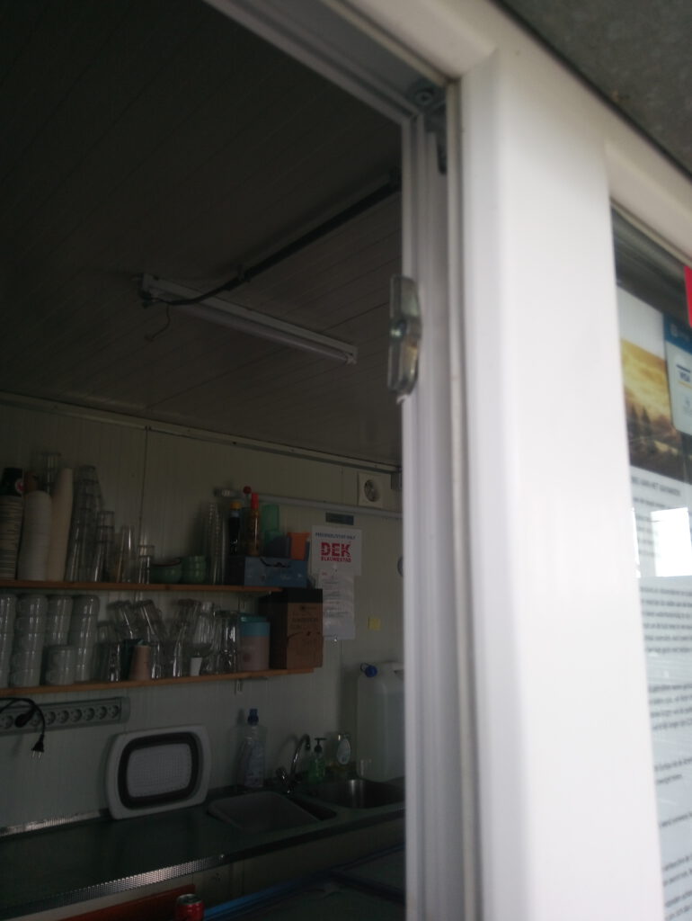 Scharnieren ontwricht na intrappen raam pop up shop DEK