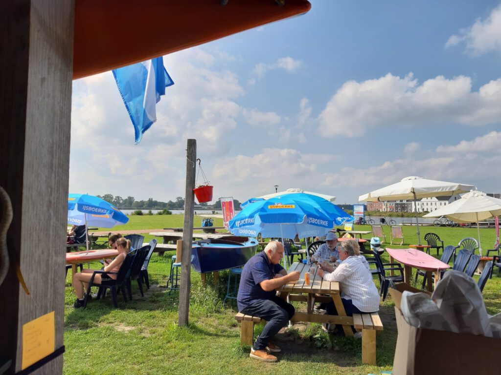 Terras gemaakt van surfplanken en zeilboot als bar DEK Blauwestad Oldambt Groningen Nederland