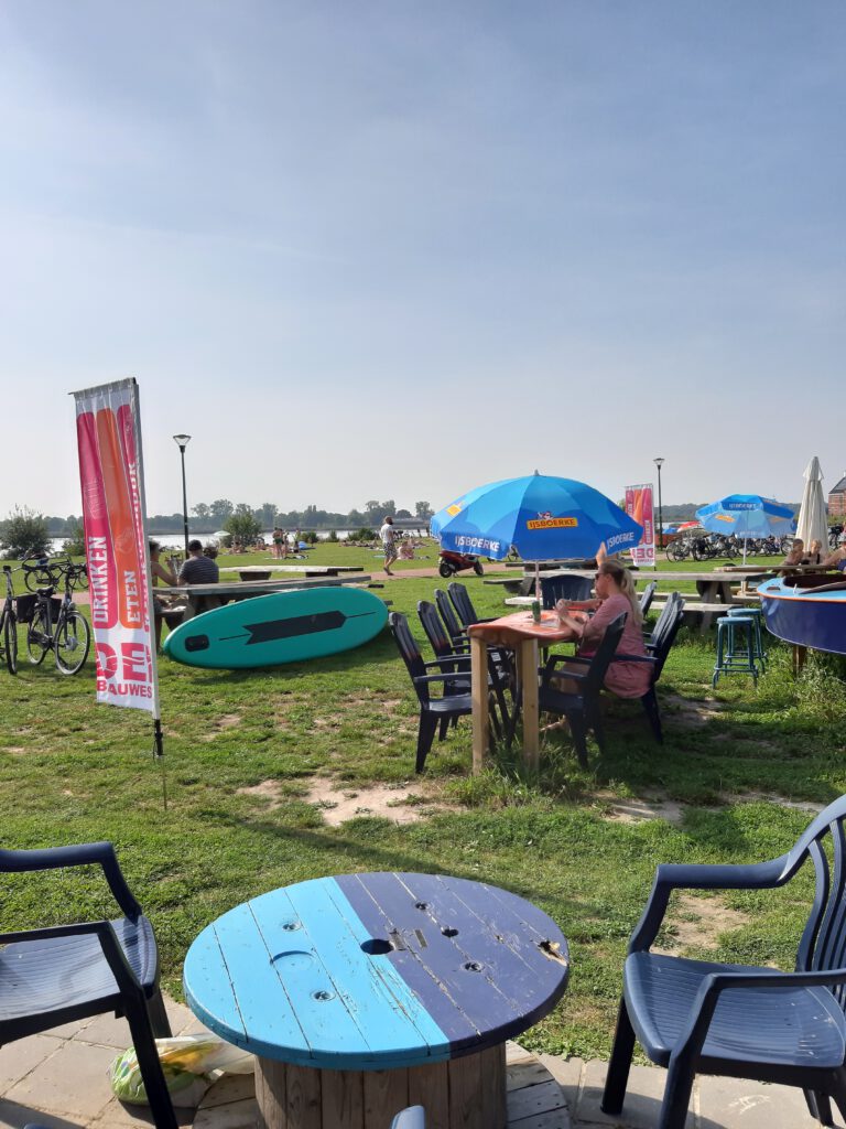 Terrastafels gemaakt van surfplanken DEK Kayaking DEK Blauwestad Oldambt Groningen Nederland