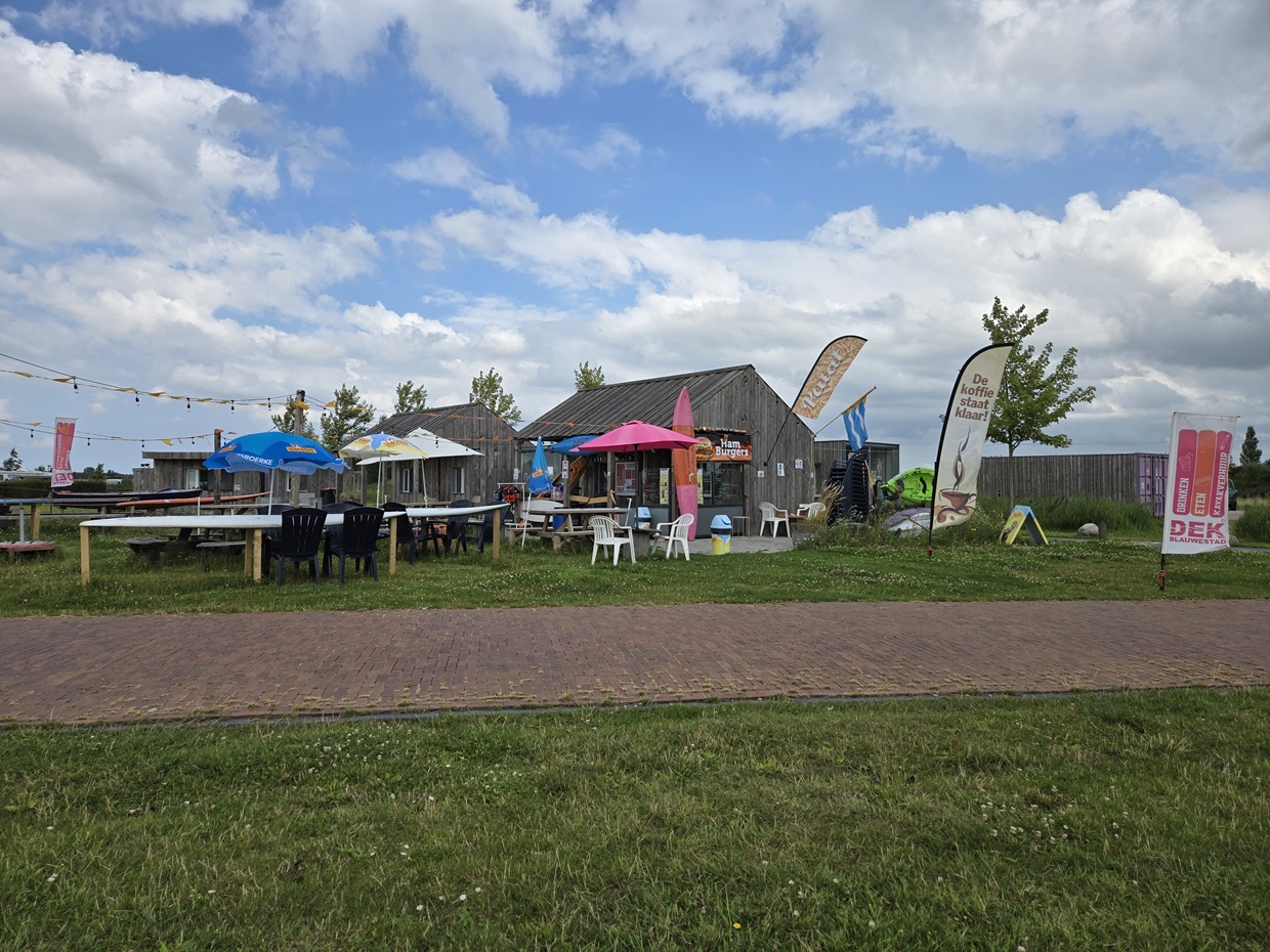 Drinken Eten Kayakverhuur DEK Blauwestad verhuisd van Unit 4 naar Unit 1 en 2 Strand Zuid Blauwestad Oldambt Groningen Nederland