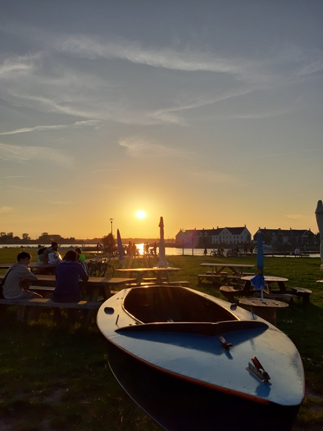 Terras Drinken Eten Kayakverhuur DEK Blauwestad zonsondergang uitzicht Oldambtmeer Groningen Nederland